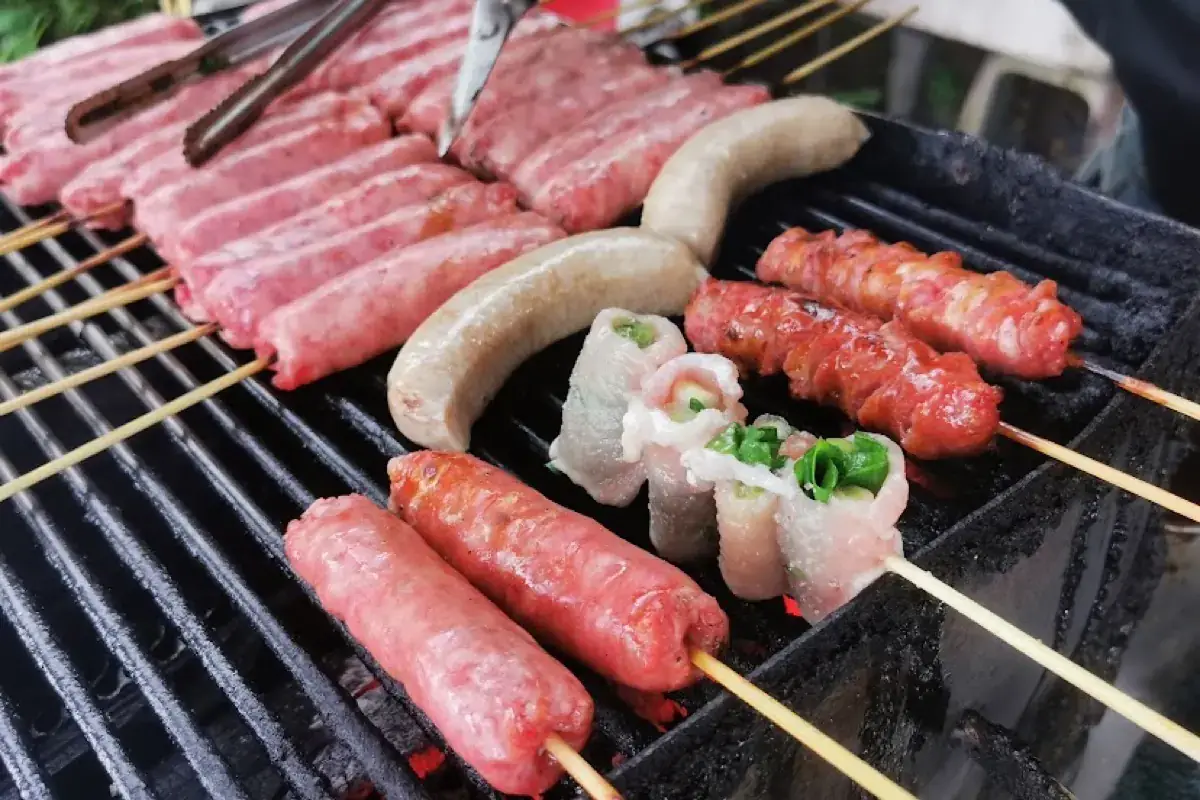 礁溪香腸伯超有特色 潤餅皮大腸包小腸+自家辣醬大加分