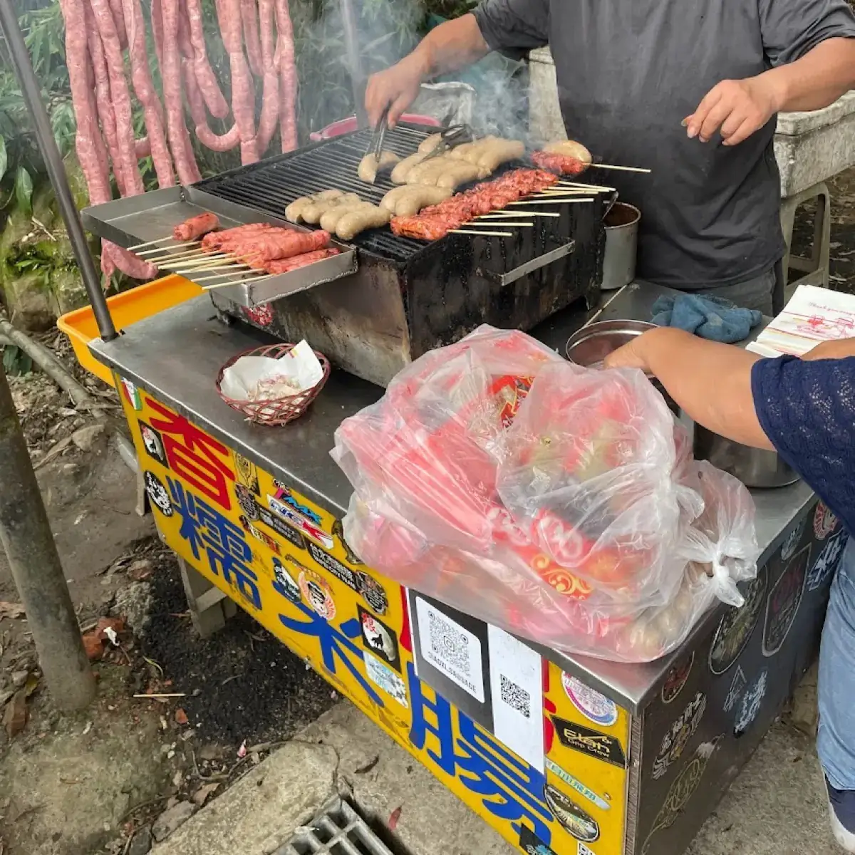 礁溪香腸伯超有特色 潤餅皮大腸包小腸+自家辣醬大加分