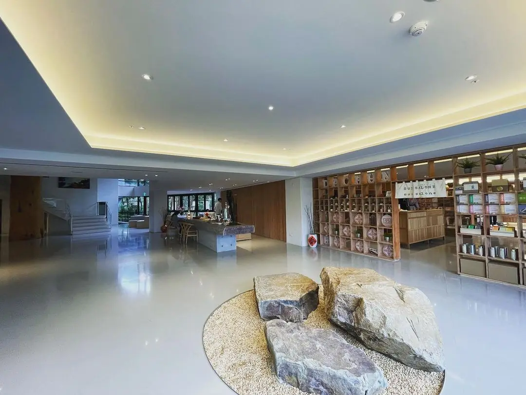 讓你秒飛日本的清水模旅宿 眺望抹茶山美景呆水飯店