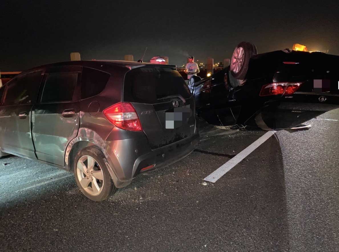 國5南下車禍 1車翻覆 1車傷者為孕婦