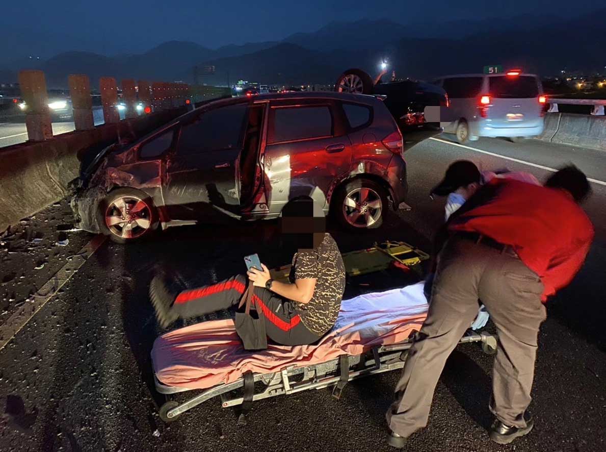 國5南下車禍 1車翻覆 1車傷者為孕婦