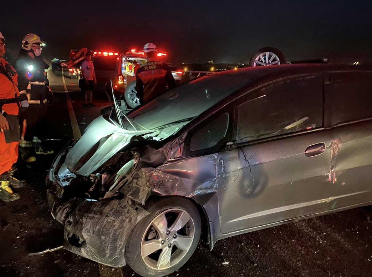 國5南下車禍 1車翻覆 1車傷者為孕婦